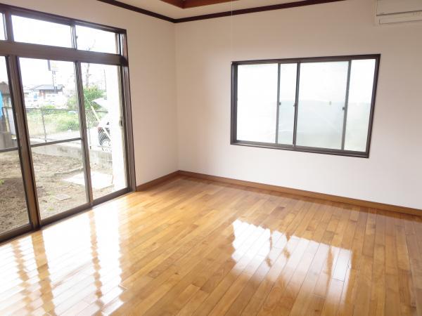 Non-living room. Western-style floor is shiny with a urethane finish ☆ Wall ceiling Cross re-covered already