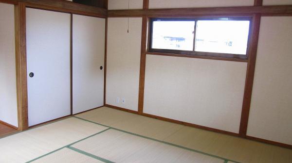 Other. Second floor of the Japanese-style room is bright