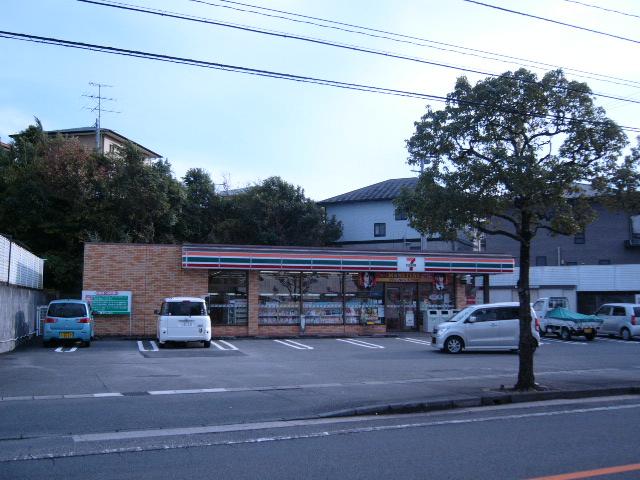 Convenience store. 90m convenience store is also very useful in the near to Seven-Eleven