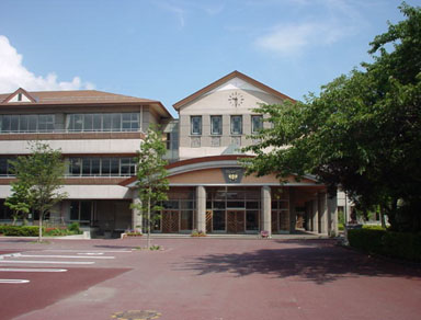 Junior high school. Chikuma City Home Sweet Home Junior High School (middle school) to 950m