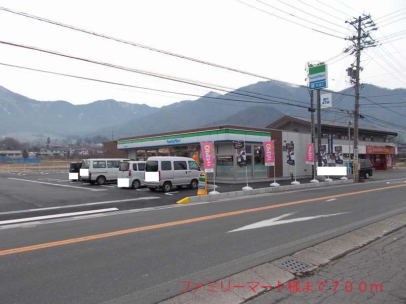 Convenience store. 700m to FamilyMart like (convenience store)