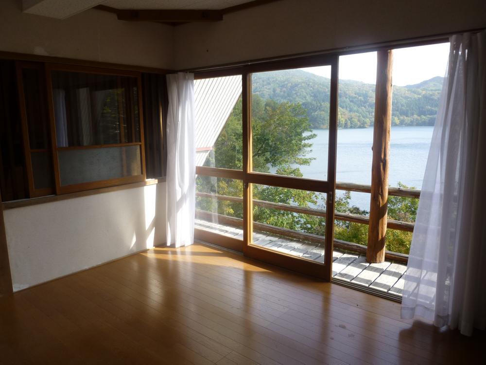 Non-living room. You can overlook the Lake Nojiri also from the second floor of the room!