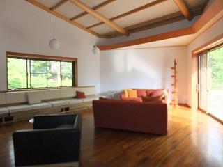 Kitchen. About 32 Pledge of living facing the terrace of about 70 sq m: pasting Solid Flooring, wall ・ Diatomaceous earth painted