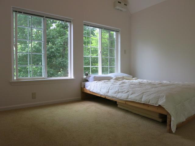 Non-living room. The second floor Western-style. You can enjoy the green of the trees from the window.