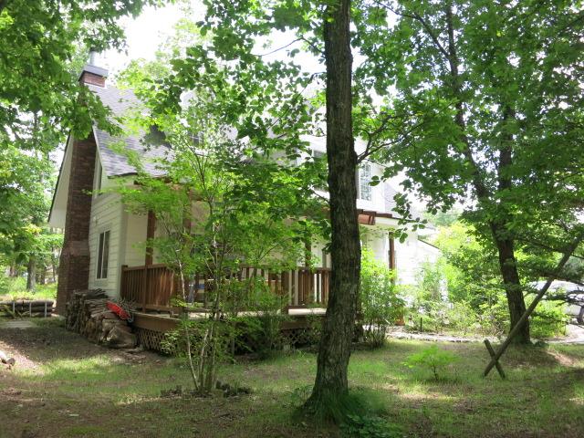 Local appearance photo. Please can enjoy the Karuizawa in neatly manicured garden and a nice American House.