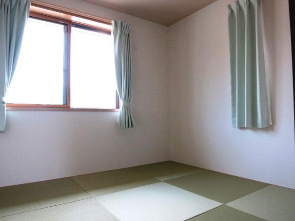 Non-living room. Japanese-style rooms are also available. Offer also Asama here from the window.