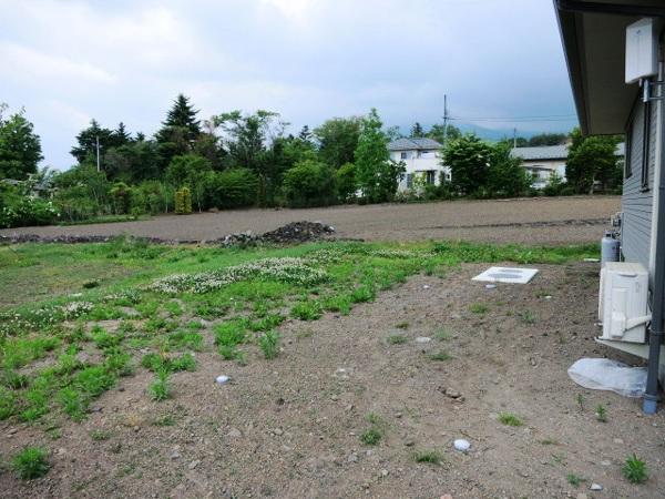 Garden. The building is the west side of the site. You can also enjoy your gardening.