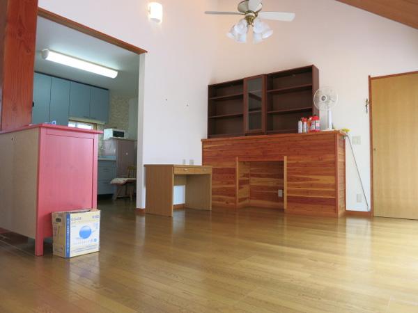 Living. It is the state of the living. Well hit yang, It is a bright room.
