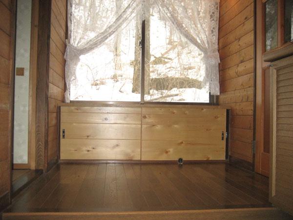 Entrance. Although we tend to the entrance to the narrow impression, I feel actually more widely since before the window of the eye. Storage bench also convenient.