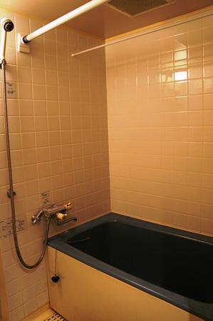 Bathroom. Tile wall bathroom is not a unit bus! Please heal slowly tired deep soaking tub.