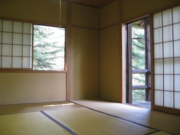Non-living room. This is an 8-mat Japanese-style room can also be used in the bedroom. It goes out to the wood deck from this room.