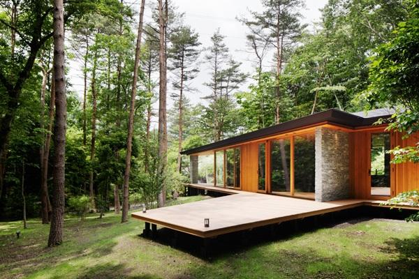 Balcony. It protrudes a large deck in the woods on the south side, You can also bathing and meals on the terrace. 