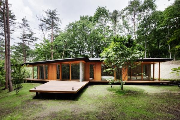 Garden. It goes out to the large site of the garden from the deck. Almost flat garden Children, Dog is also safe. 