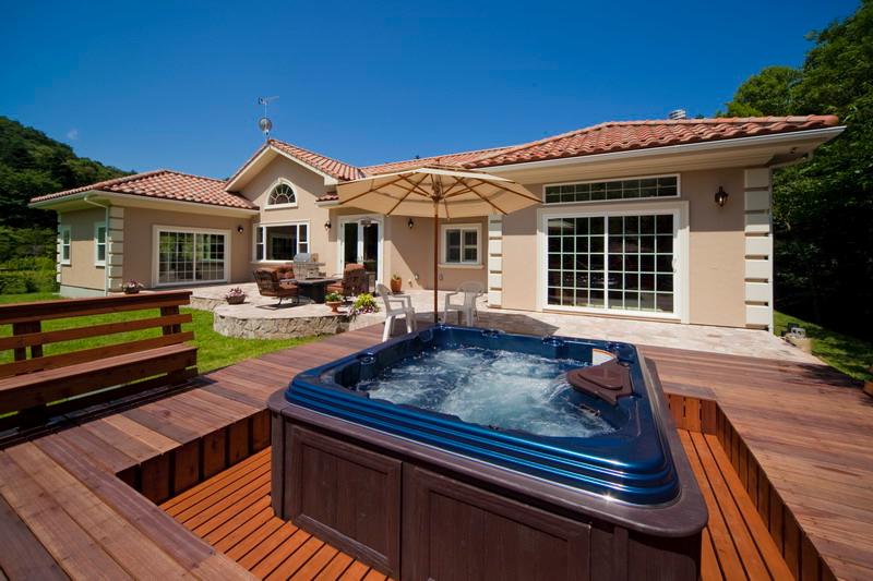 Local appearance photo. Outdoor Jacuzzi bath in the back yard of the front sodding, BBQ set, With gazebo