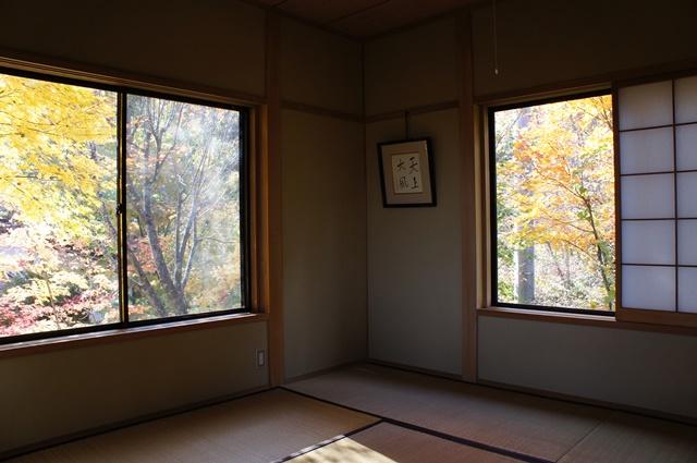 Non-living room. Two Japanese-style side by side in the living room, Line of sight from the outside high from the road is a location that does not enter.