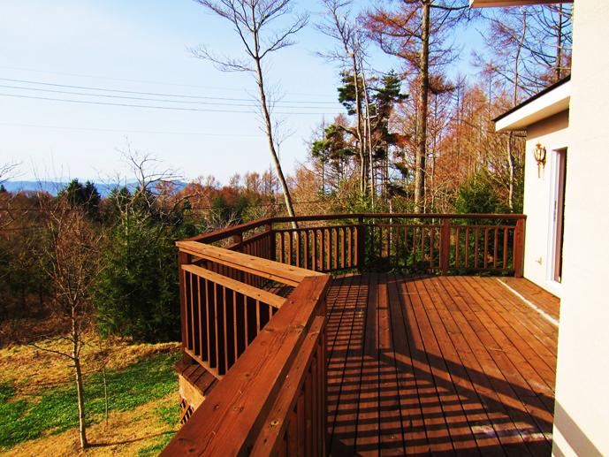 View photos from the dwelling unit. You can overlook the garden from the spacious and installed a wood deck on the south side.