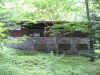 Balcony. Appearance from the front. Wood deck comes with a in the middle.