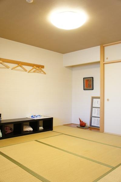 Non-living room. Also Japanese-style room that can be used in conjunction with the living-dining is the breadth of the 8-mat and clear.
