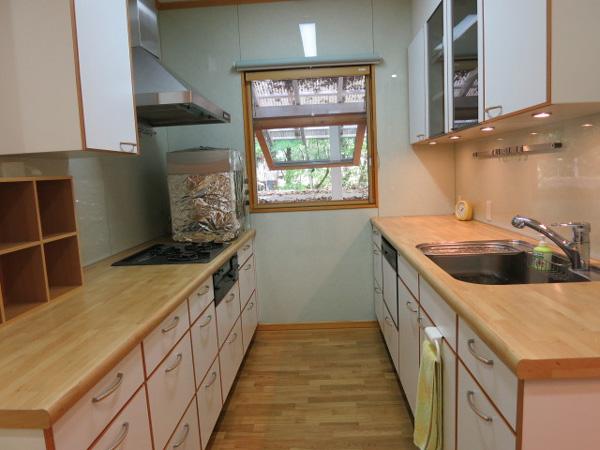 Kitchen. The spacious kitchen has a good usability, Storage is also plenty of. You can Furutte the arm to boast of dishes.