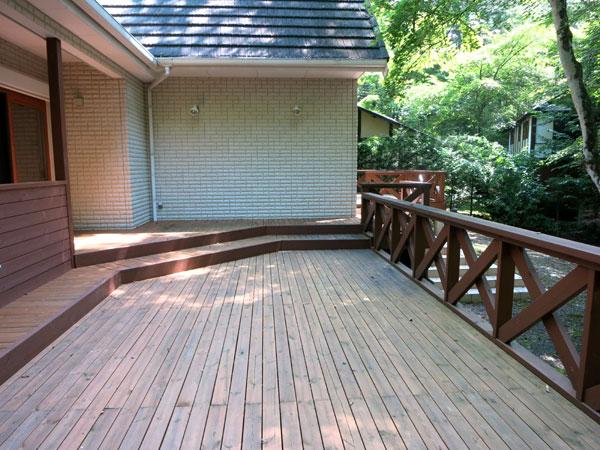 Balcony. It is the state of the wood deck. It has been refreshed by refreshing Karuizawa of air and forest how about you?.