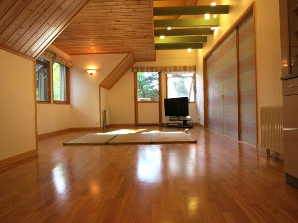 Non-living room. It is the second floor of the Western-style. It is spacious space bathed in soft light.