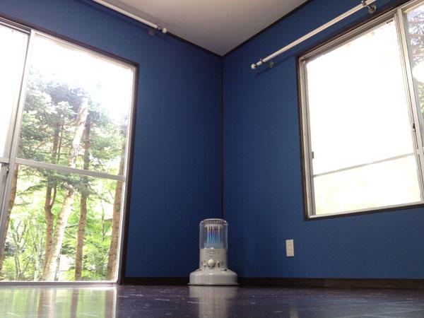Non-living room. It is the west side of the Western-style. Bright room has a window, The room in which the blue tones are cool appearance.