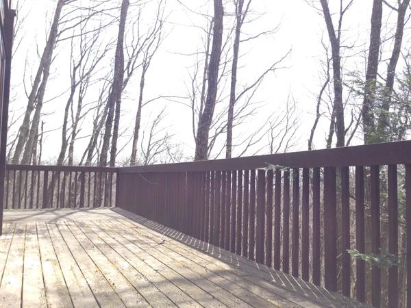 Balcony. The width of the wood deck for even wider, Barbecue and meals can be enjoyed here.