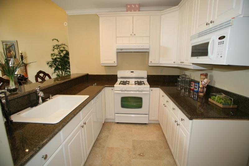 Kitchen. Large oven, Kitchen microwave oven has been built, The top plate granite. 