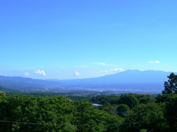 View photos from the dwelling unit. You can admire the rooftops of Saku from the table seat.