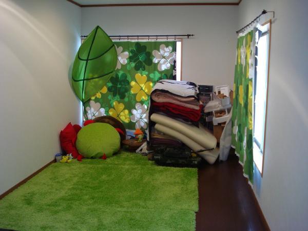 Non-living room. Second floor Western-style flooring ・ Pre-renovation wallpaper! There are 12 quires Western-style!