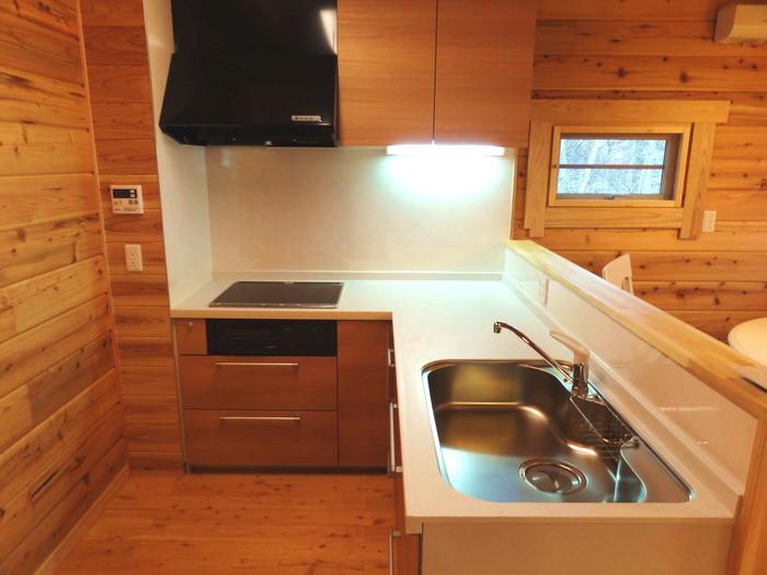 Kitchen. IH cooker, Range with hood, Storage also is enriched