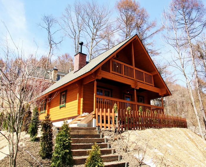 Local appearance photo. Log house of solid wood with excellent thermal insulation performance you can comfortably use throughout the year