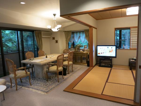 Non-living room. It is the state of the Japanese-style room and living room. It will be a large space of 28 tatami I open the partition of the Japanese-style room.