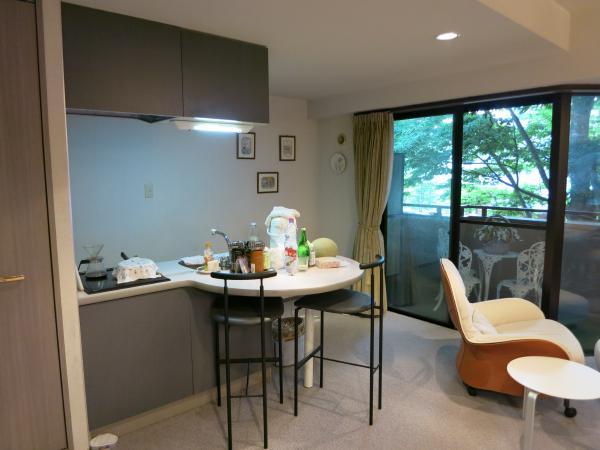 Kitchen. There is also a counter table. It is a sense of unity certain atmosphere in the face-to-face kitchen.
