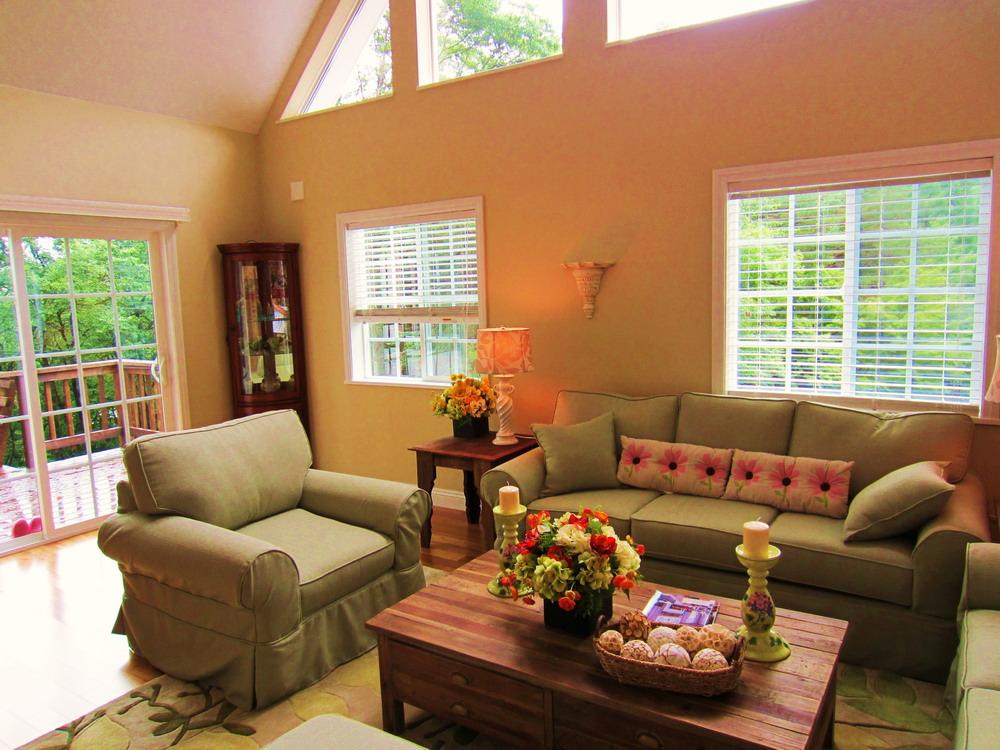 Living. Bright and airy living room: Photos furniture, All equipment such as is standard equipment. 