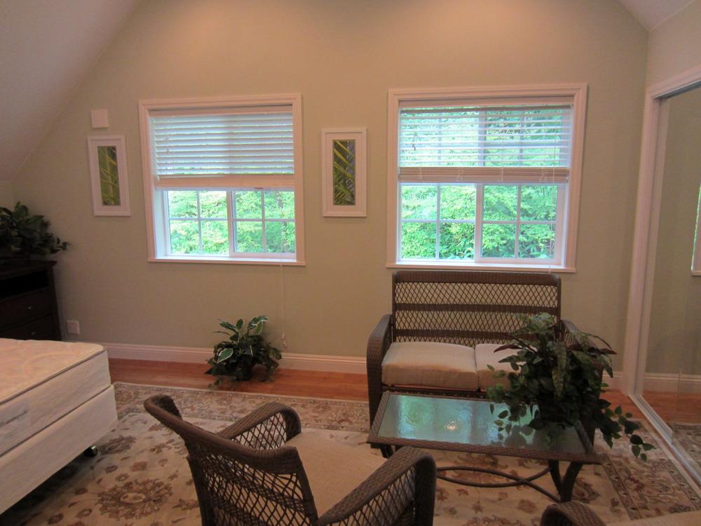 Non-living room. bed, Table set, Mirrored closet. 