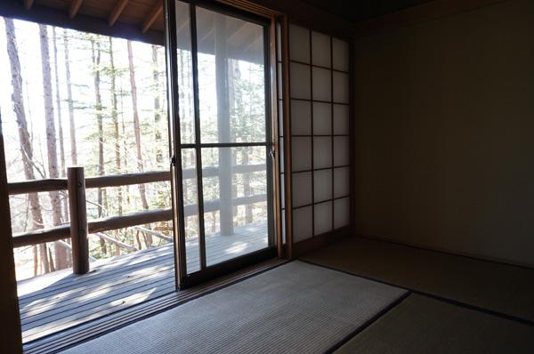 Non-living room. Japanese-style room next to the living room. It is bright because it faces the wood deck.