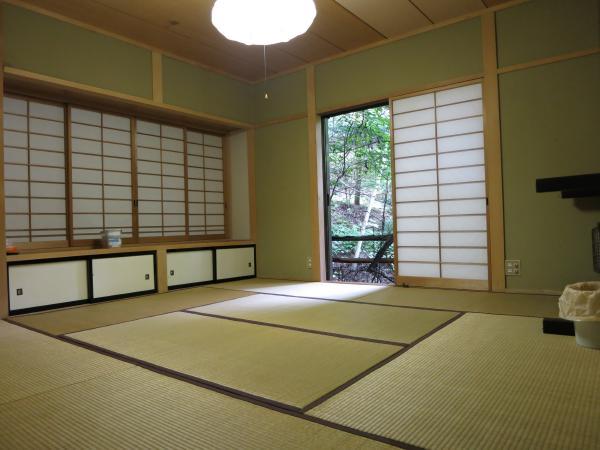 Non-living room. There are eight tatami also Japanese-style room has been spacious. It you really want as a drawing room.