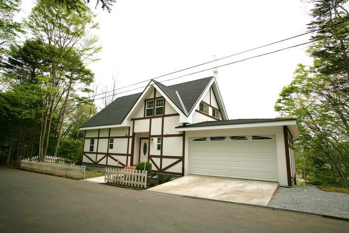 Local appearance photo. Wide American House Legend type that two cars can be accommodated built-in garage is equipped