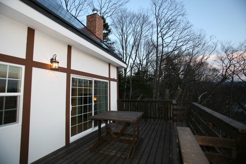 Balcony. With sitting bench and table in the Yatsugatake direction of views. It has deck! Home party, Nap, such as multi-purpose, please use. 