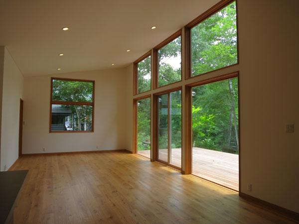 Living. Ceiling height of the open-plan living dining, It is open and attractive. You can also install a wood-burning stove.