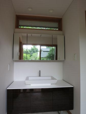 Wash basin, toilet. Here is the wash room.