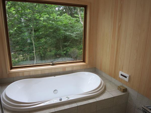 Bathroom. Scent of cypress! Please enjoy the view bus in Karuizawa.