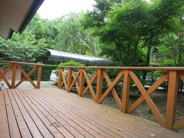 Balcony. Heisei we established the wood deck to 23 years. Reading and tea time also looks good.