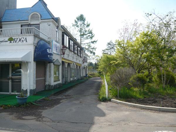 Local photos, including front road. Look in the back is the property. The right side of the site is a rose has become a lot of garden.