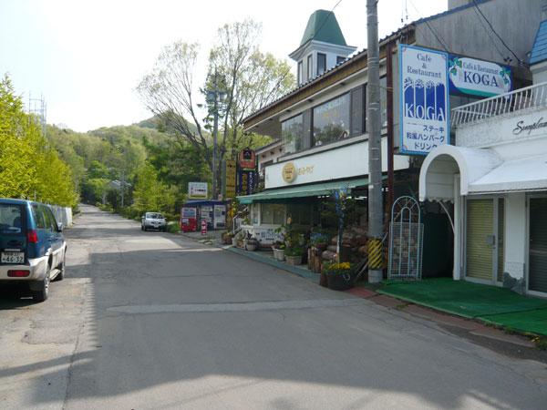 Local photos, including front road. Nearby streets, It is a corner where there is a store.
