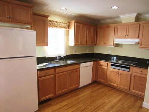 Kitchen. L-shaped compact cohesive cabinet, IH cooker, Dishwasher, Large fridge. The top plate is a luxury granite finish.