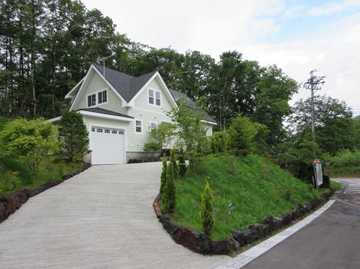Local appearance photo. We put in a built-in garage in slope introduction path from the entire surface of the road. 