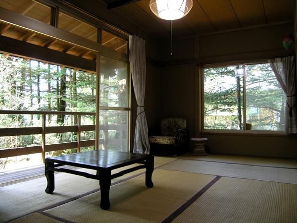 Non-living room. It is the state of the Japanese-style room facing south. Pleasant Karuizawa wind is felt.
