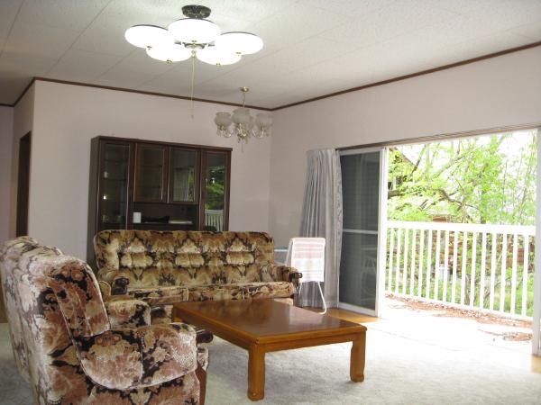 Living. Open in the spacious living room! Outside the window is surrounded by a green plateau.